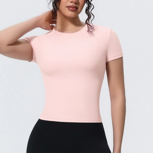 Gros plan d'un t-shirt de yoga rose clair cintré en tissu respirant pour le fitness