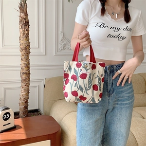 Borsa in tela a fiori rossi con manici intrecciati per il pranzo e lo shopping casual