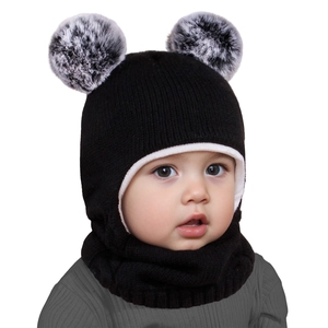 Dettaglio del cappello in maglia nera per bambini con paraorecchie e fodera in pile