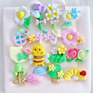 Gros plan de charms en résine colorée abeille et fleur pour coques de téléphone DIY