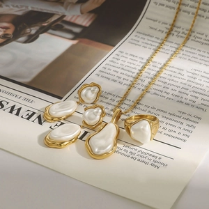 Goldenes Barockperlen Schmuckset mit Halskette Ohrringen und Ring auf Zeitschrift