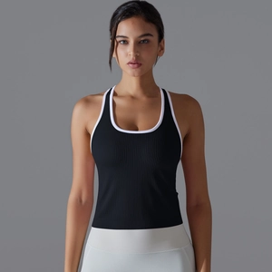Détails de la texture côtelée et du liseré blanc sur le débardeur de yoga noir