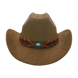 Détail d'un chapeau de cowboy avec bande en cuir tressé et incrustation de turquoise
