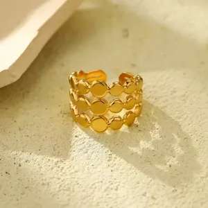 Detail view of triple-layered round gold ring with 1.5cm height and 3.7g weight
