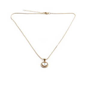Détail du pendentif cœur avec œil protecteur bleu et cristaux de zircon scintillants