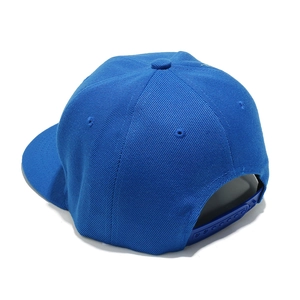 Detailansicht des verstellbaren Snapback-Verschlusses und blauen Twill-Stoffs der Kappe