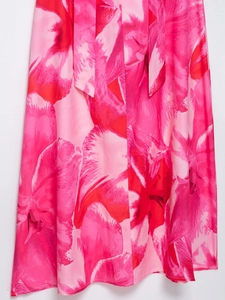 Detailaufnahme des rosa Blumendrucks auf Satinstoff mit Taillengürtel-Design