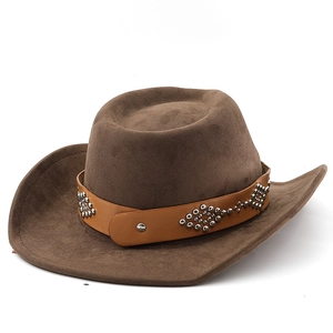 Détail d'un chapeau fedora en daim avec bande en cuir et rivets métalliques argentés