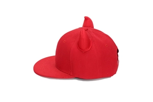 Vue latérale d'une casquette rouge avec cornes de diable en 3D et visière plate
