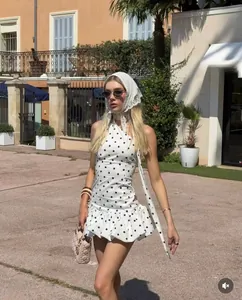 Détail de la robe rétro à pois blancs et noirs avec ourlet à volants superposés