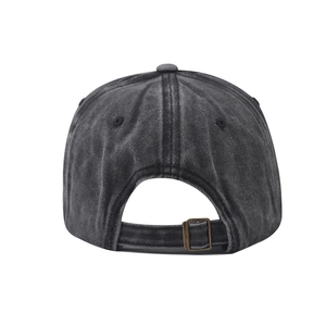 Détail de la boucle réglable en métal sur cette casquette de baseball en denim lavé