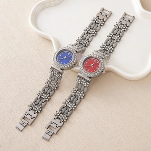 Détails de montres élégantes pour femmes avec strass et chiffres romains rouges et bleus