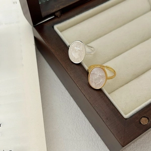 Close-up of retro S925 silver heart rings in gold and silver on a jewelry box