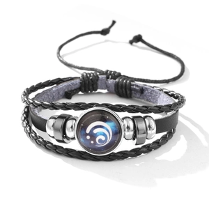 Detail eines mehrlagigen Lederarmbands mit einem blauen Wasser-Element-Charm aus Glas