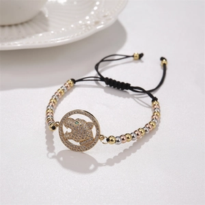 Détail du bracelet tête de léopard serti de zircons avec cordon tressé réglable