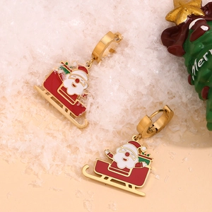 Gros plan détaillé des boucles d'oreilles traîneau du Père Noël plaquées or 18K