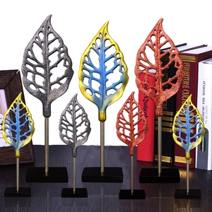 Statues modernes de feuilles abstraites creuses avec supports en métal et bases noires
