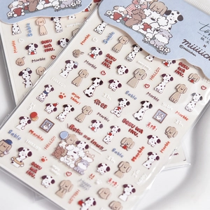 Dettaglio macro di adesivi a rilievo con cani cartone animato per nail art e cover