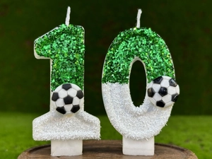 Vue macro de la bougie d'anniversaire numéro 10 avec paillettes vertes et football