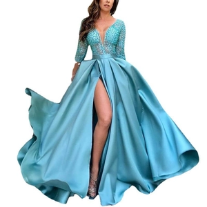 Détail de la robe de soirée bleu tiffany avec dentelle, sequins, col en V et fente haute