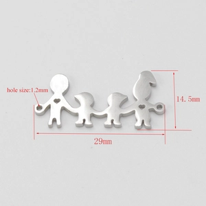 Macro detail van roestvrijstalen familie hanger met 29mm breedte en 1,2mm gatgrootte