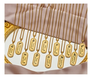 Set dettagliato di dodici collane zodiacali placcate in oro su uno sfondo di seta di lusso