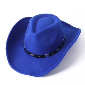 Détail d'un chapeau de cow-boy en feutre bleu roi avec ruban cuir et rivets argent