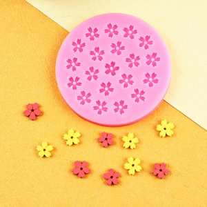 Gros plan du moule en silicone sakura avec accessoires de fleurs en résine finis