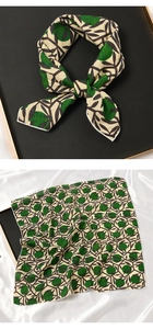 Vue détaillée d'un foulard en soie beige avec motif d'olives sur fond de soie élégant