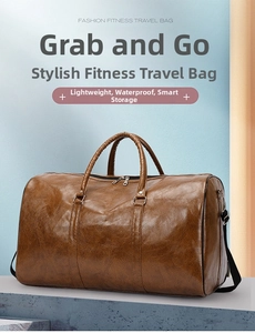 Detalle de bolsa de viaje en cuero PU marrón impermeable mostrando textura y enganches