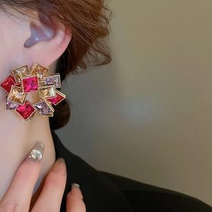 Boucles d'oreilles étoile avec pierres carrées colorées et design géométrique superposé