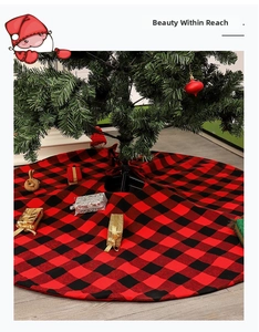 Détail du tapis de sapin de Noël à carreaux rouges et noirs avec coutures soignées