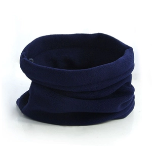 Gros plan sur la texture douce du tissu polaire bleu marine d'un tour de cou thermique