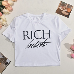 Dettaglio della t-shirt bianca in cotone con stampa a lettere nere RICH bitch e girocollo