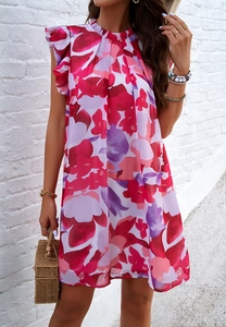 Détail de la robe élégante à imprimé floral rose avec col montant à volants et sans manches