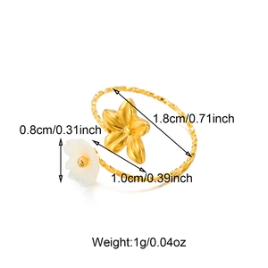 Détail des dimensions de la bague fleur en or 18 carats et de la fleur en nacre