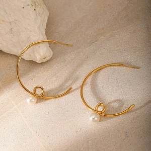 Minimalist gold-plated stainless steel twisted C-shaped earrings with white pearls