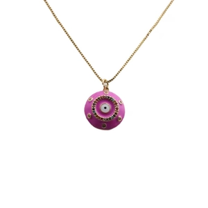 Dettaglio di un ciondolo occhio del diavolo rosa con gemme colorate su catena oro