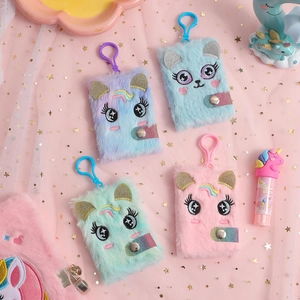 Dettaglio di quattro quaderni unicorno in peluche colorato con chiusura a bottone a pressione