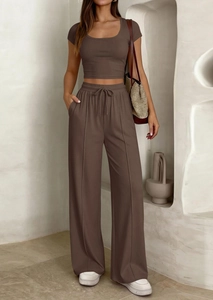 Détail du tissu en maille côtelée marron café sur pantalon large et crop top