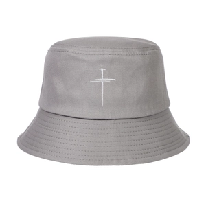 Bob gris en coton avec broderie croix blanche et bord cousu de style minimaliste