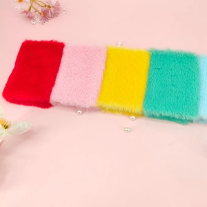 Detailweergave van kleurrijke pluche mini-notitieboekjes met zacht imitatiebont in diverse kleuren
