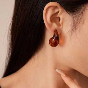 Boucles d'oreilles rétro en résine goutte d'ambre avec texture fluide et tiges en argent
