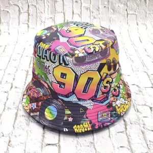 Detailansicht des Retro-90er-Jahre-Graffiti-Drucks auf diesem wendbaren Fischerhut