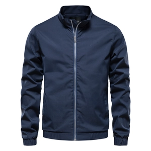 Giacca bomber vintage blu navy da uomo con collo alto e orlo a costine su sfondo bianco