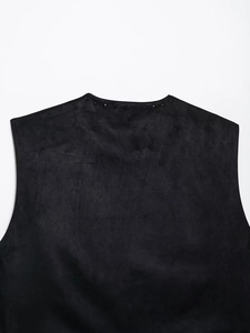 Dettaglio dello scollo del gilet in pelle scamosciata nera con eleganti decorazioni