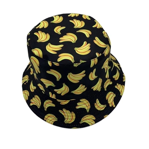 Bob réversible avec motif bananes jaunes sur toile noire pour une protection solaire stylée
