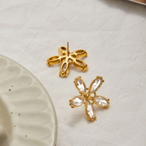 Vue détaillée des boucles d'oreilles fleur en or 18K avec pétales en zircone blanche