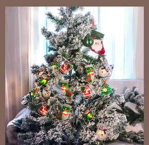 Détail de guirlandes LED de Noël avec figurines Père Noël et bonhomme de neige