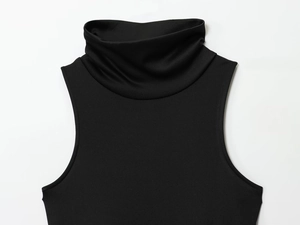 Détail de la robe noire sans manches à col montant montrant la texture du tissu et la coupe